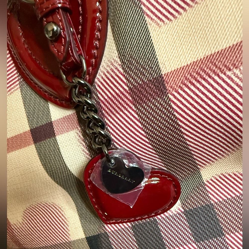Burberry tote! Just in time for Valentine’s Day! - Picture 12 of 12
